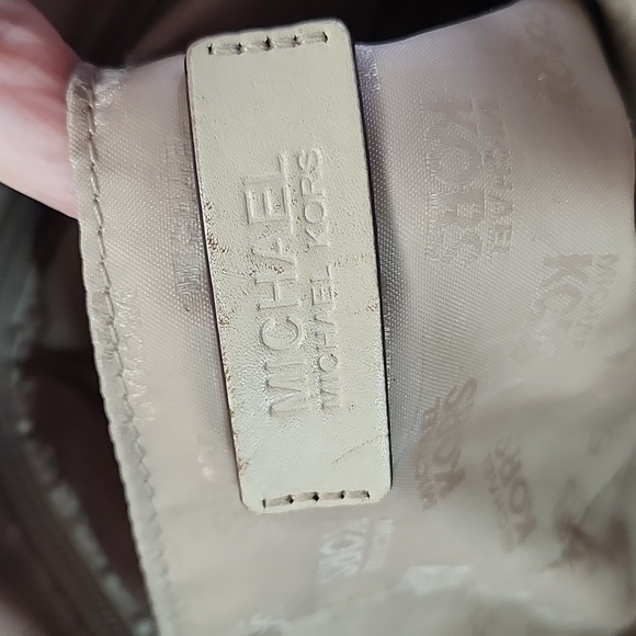 Michael Kors Jet Set Leather Tote - Picture 9 of 13